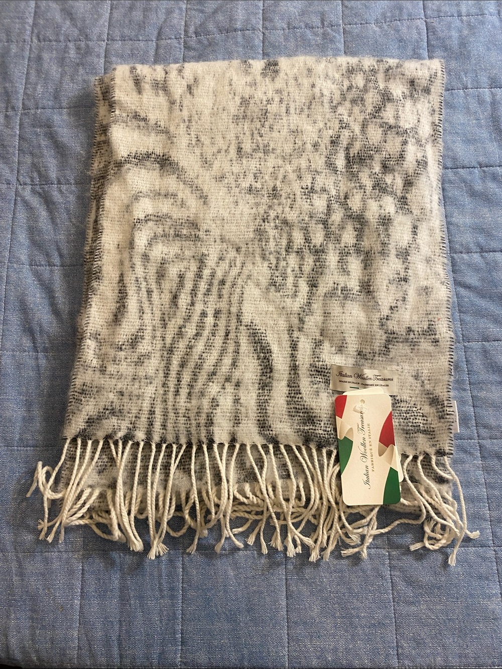 NWT Italian Woollen Treasures Made in Italy Soft and Cozy Scarf